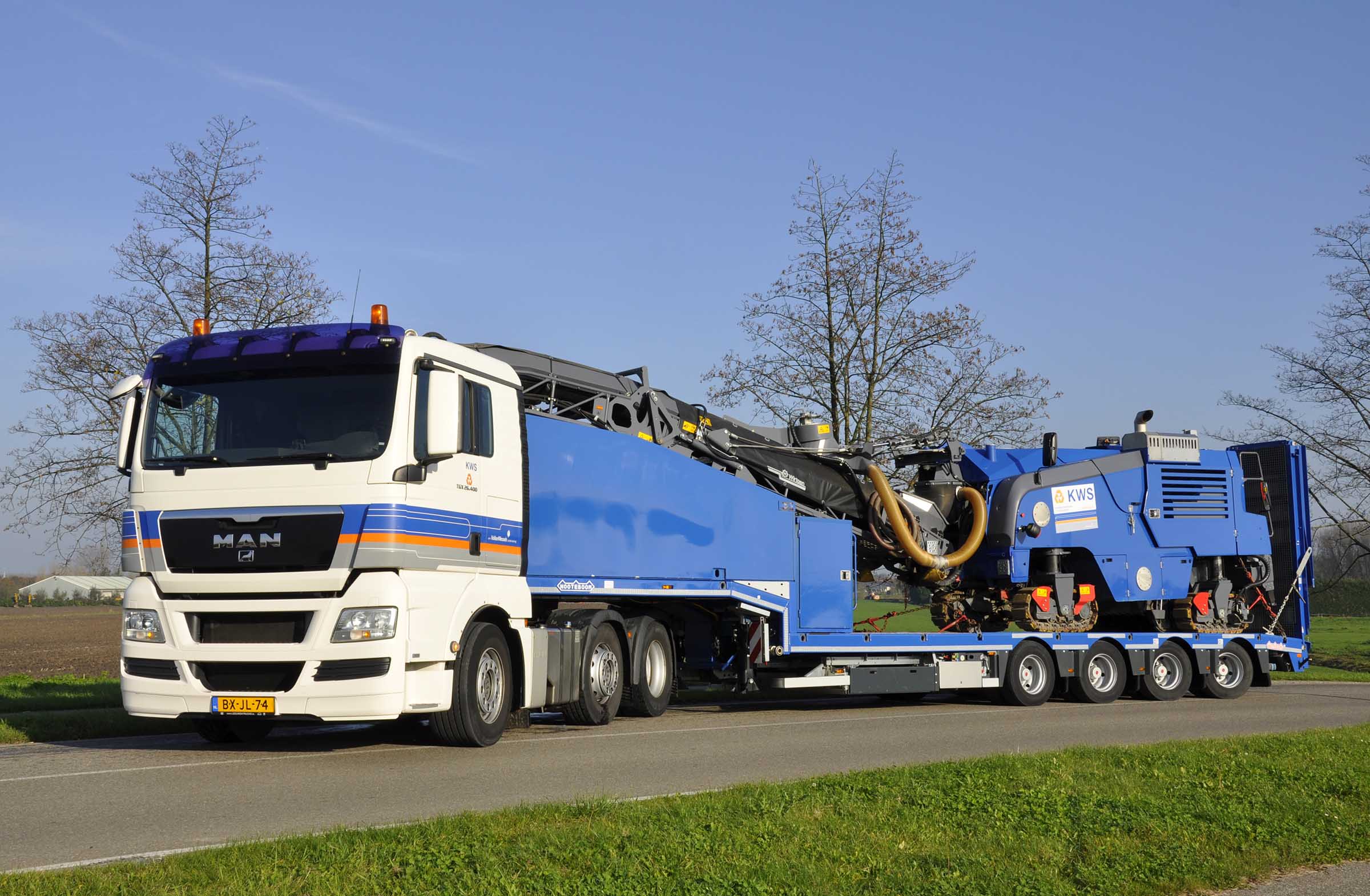 MCOS hydraulically steered semi low-loader