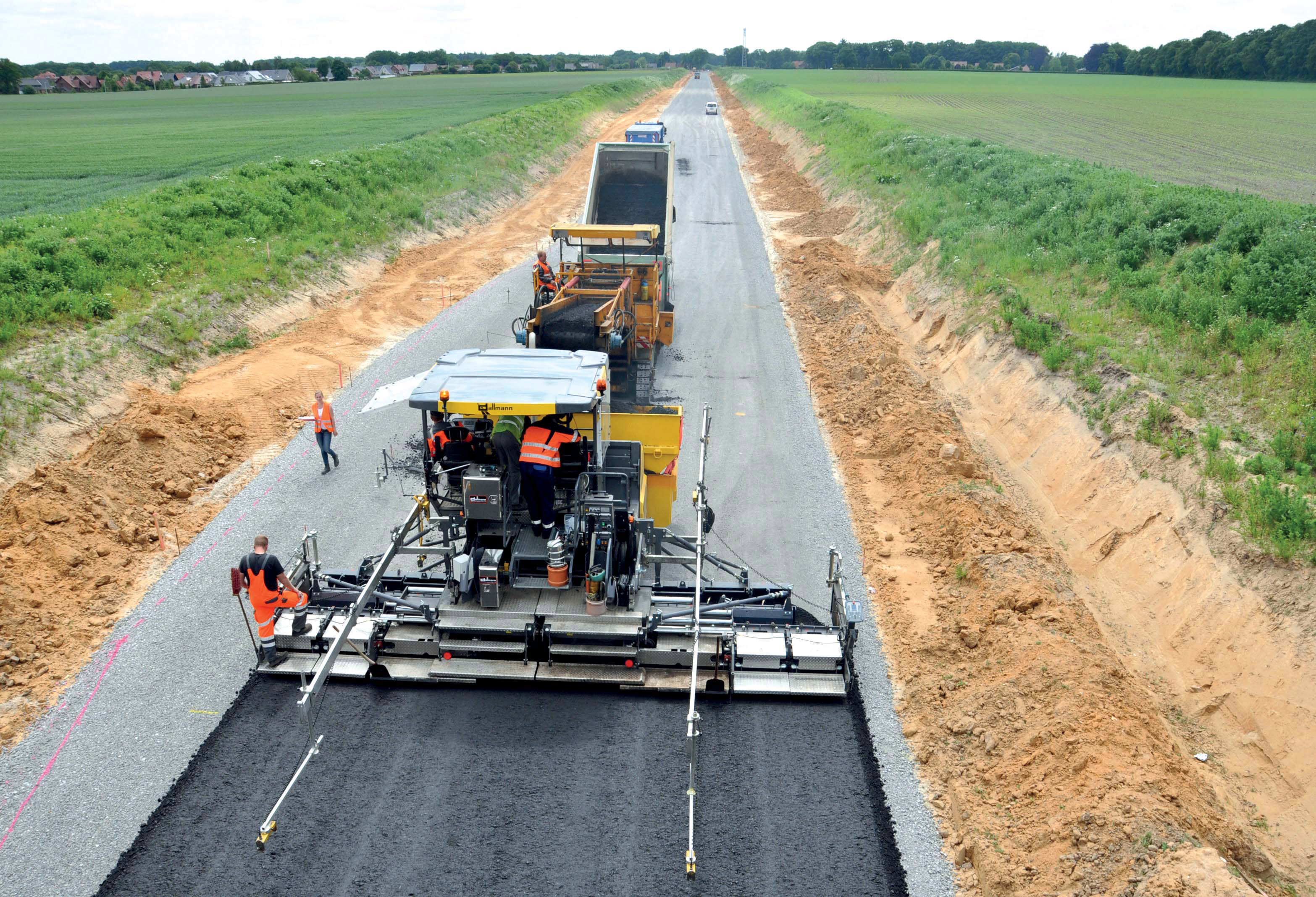 Dynapac pavers essential for Essen B68 bypass | World Highways