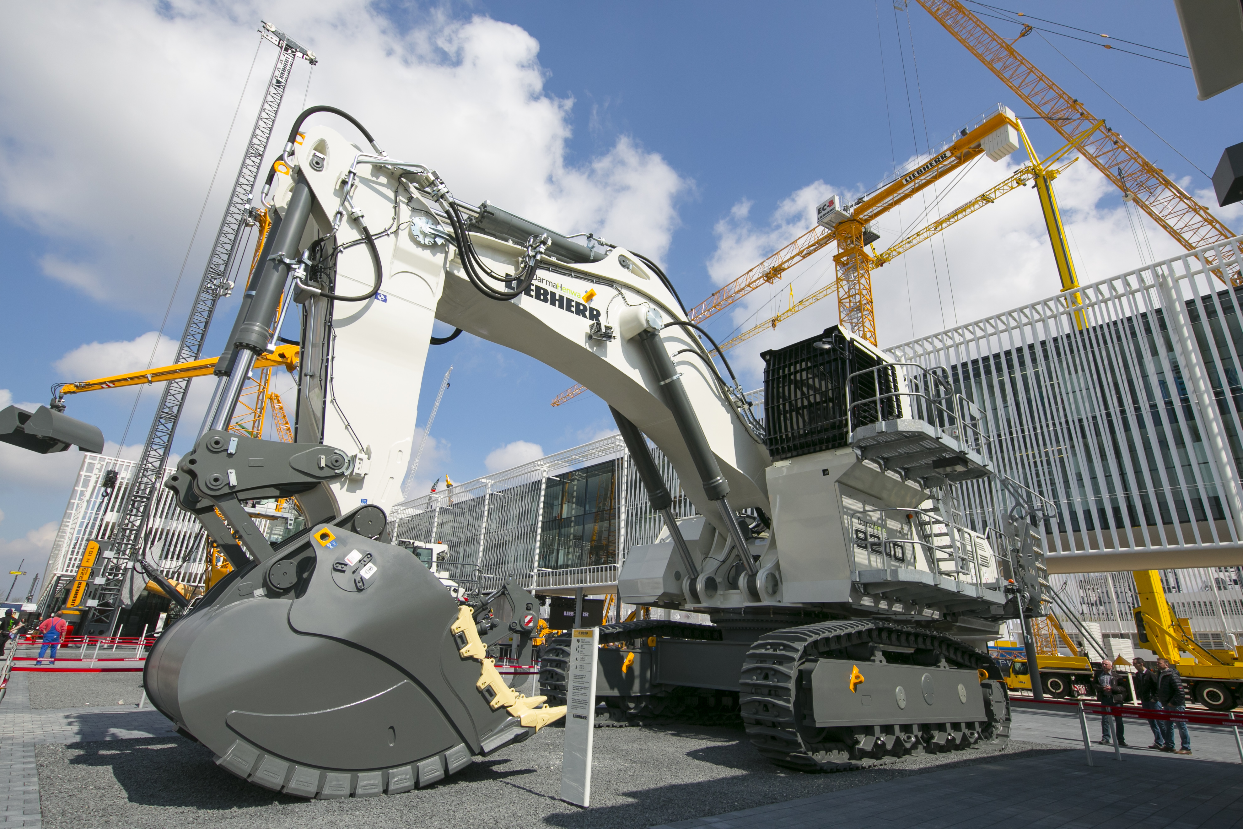 Liebherr 's R9200: Advanced bucket and GET Solution