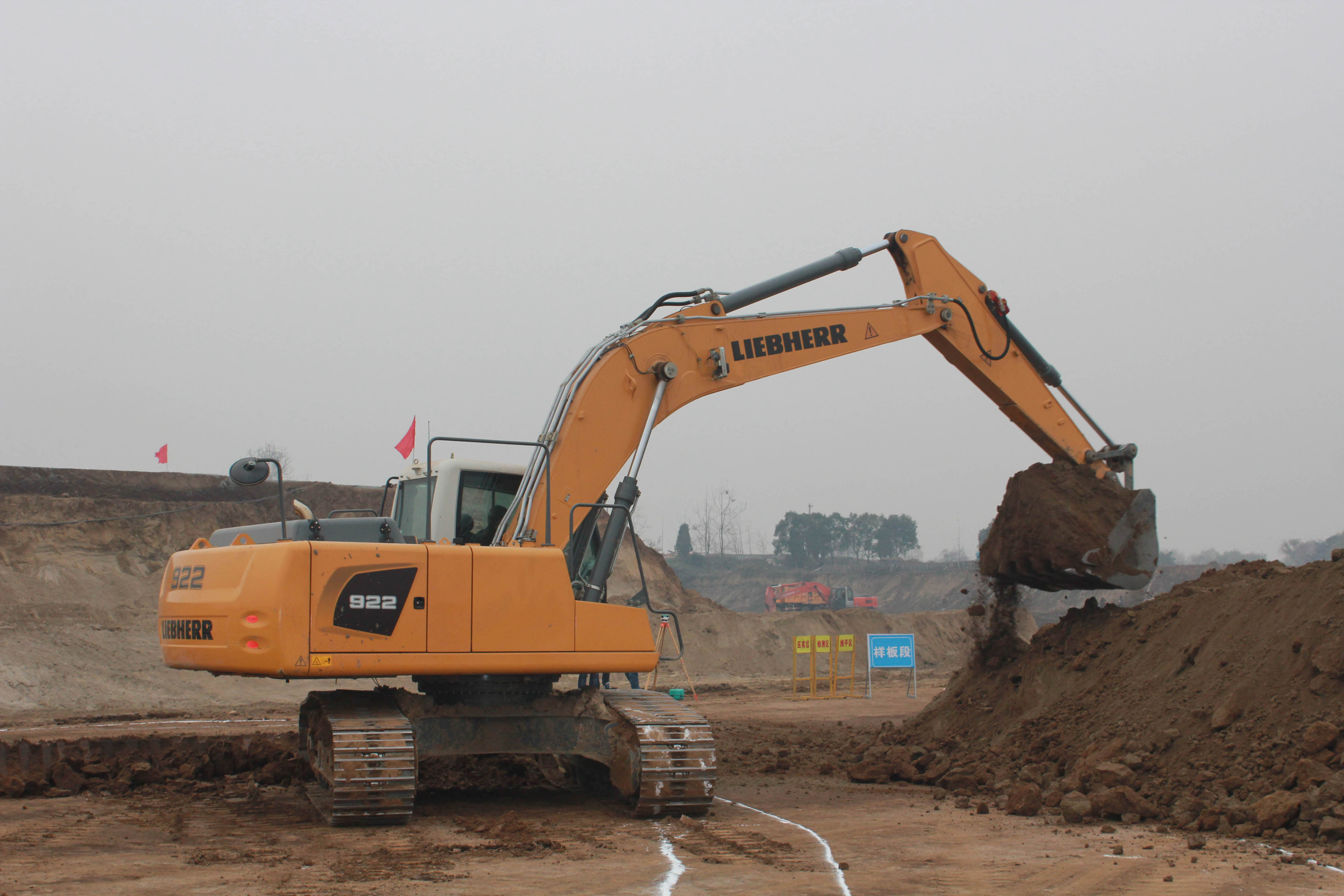 liebherr-crawler-excavator-r-922-china