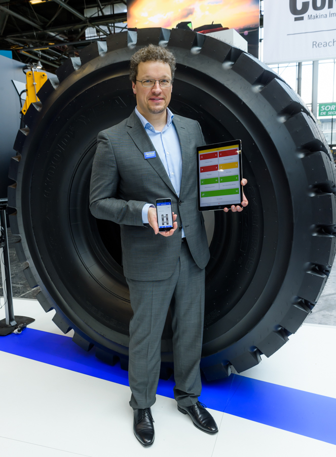 GOODYEAR-David Anckaert with TPMS and EMTrack Apps-1.jpg