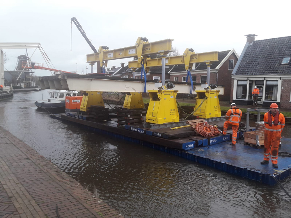 An Enerpac SL100 gantry positioned on the pontoon