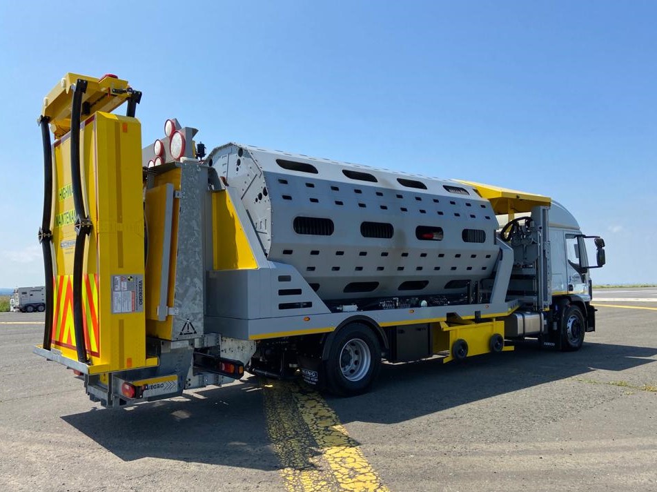 The King Highway vehicle with its revolver-style drum for putting out and collecting cones (image courtesy of King Highway)