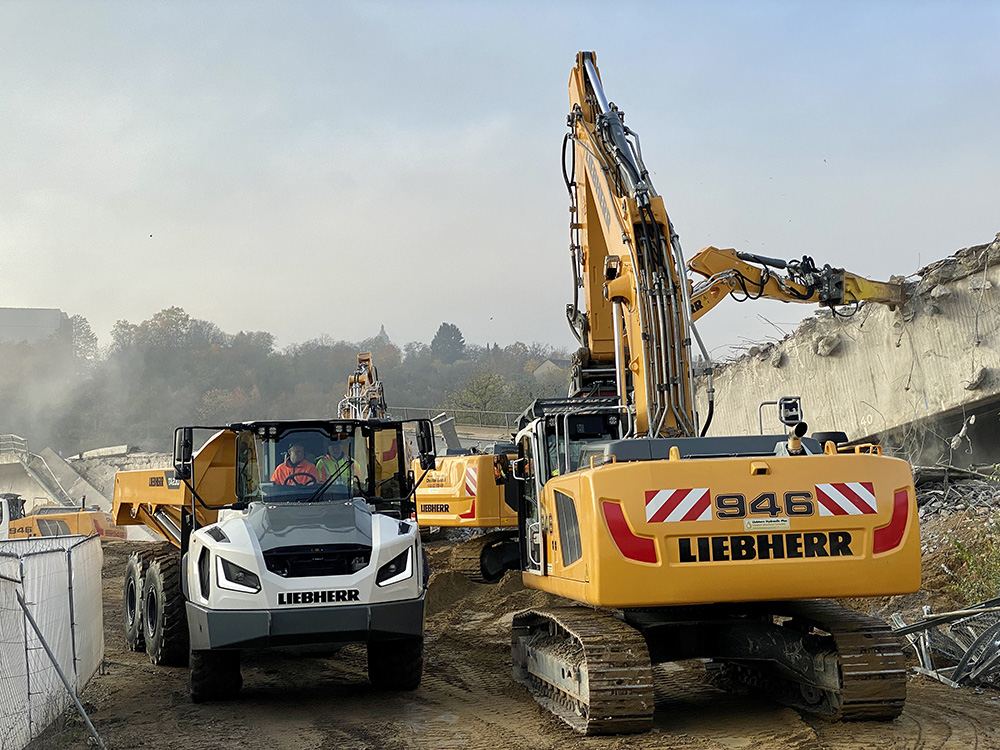 Three new TA 230 articulated dump trucks were used to ensure fast and safe removal of the bridge debris from the site