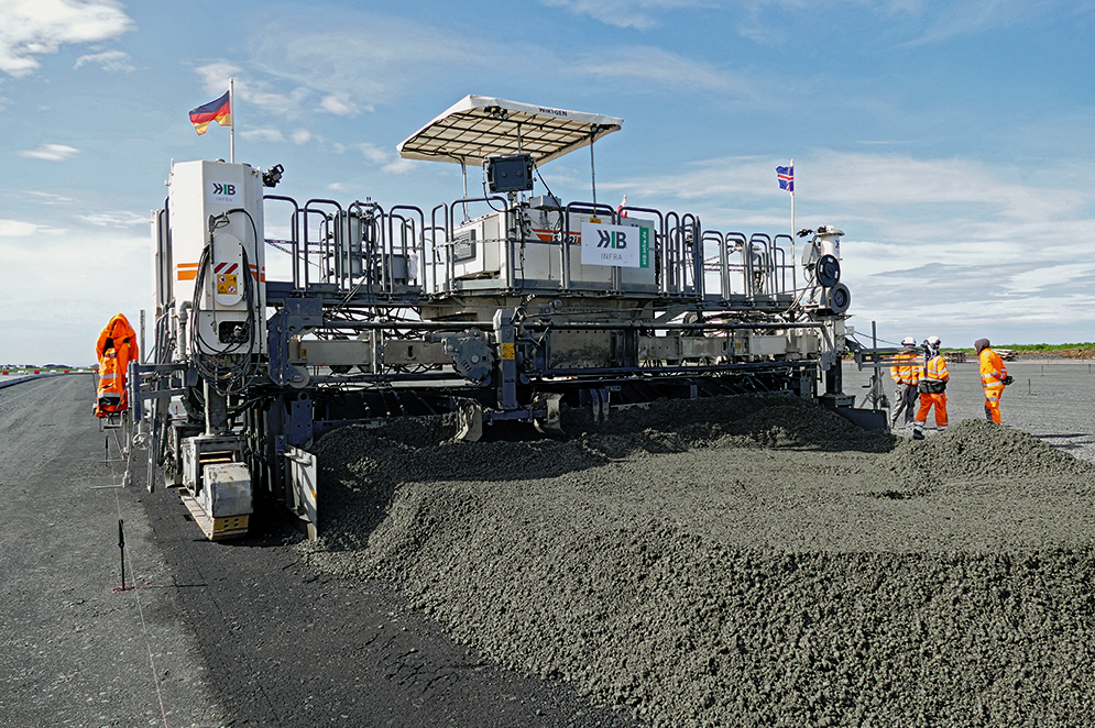 At Keflavik Air Base, the Wirtgen SP 62i delivered precise single-layer concrete paving with a width of 7.62m and a thickness of 41-45cm