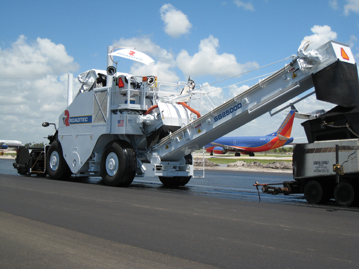 material transfer vehicle providing steady flow of asphalt