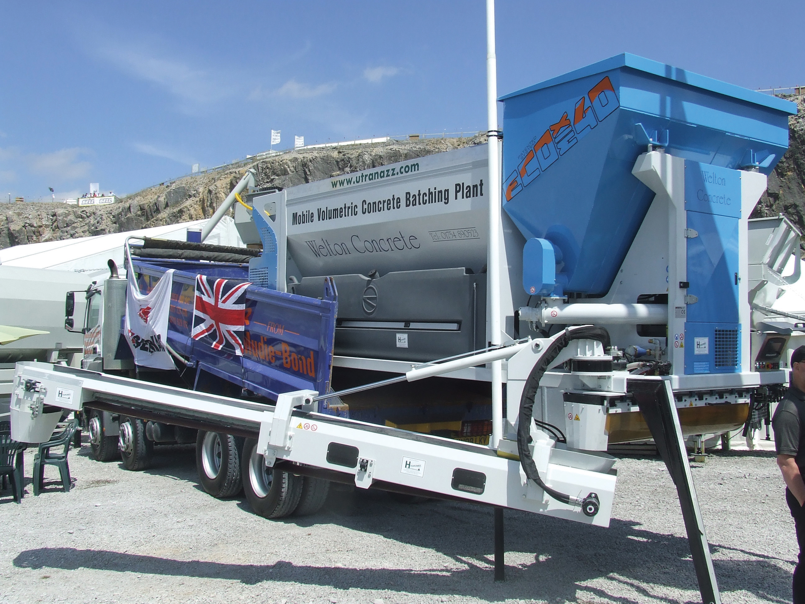 Mobile concrete batching plant