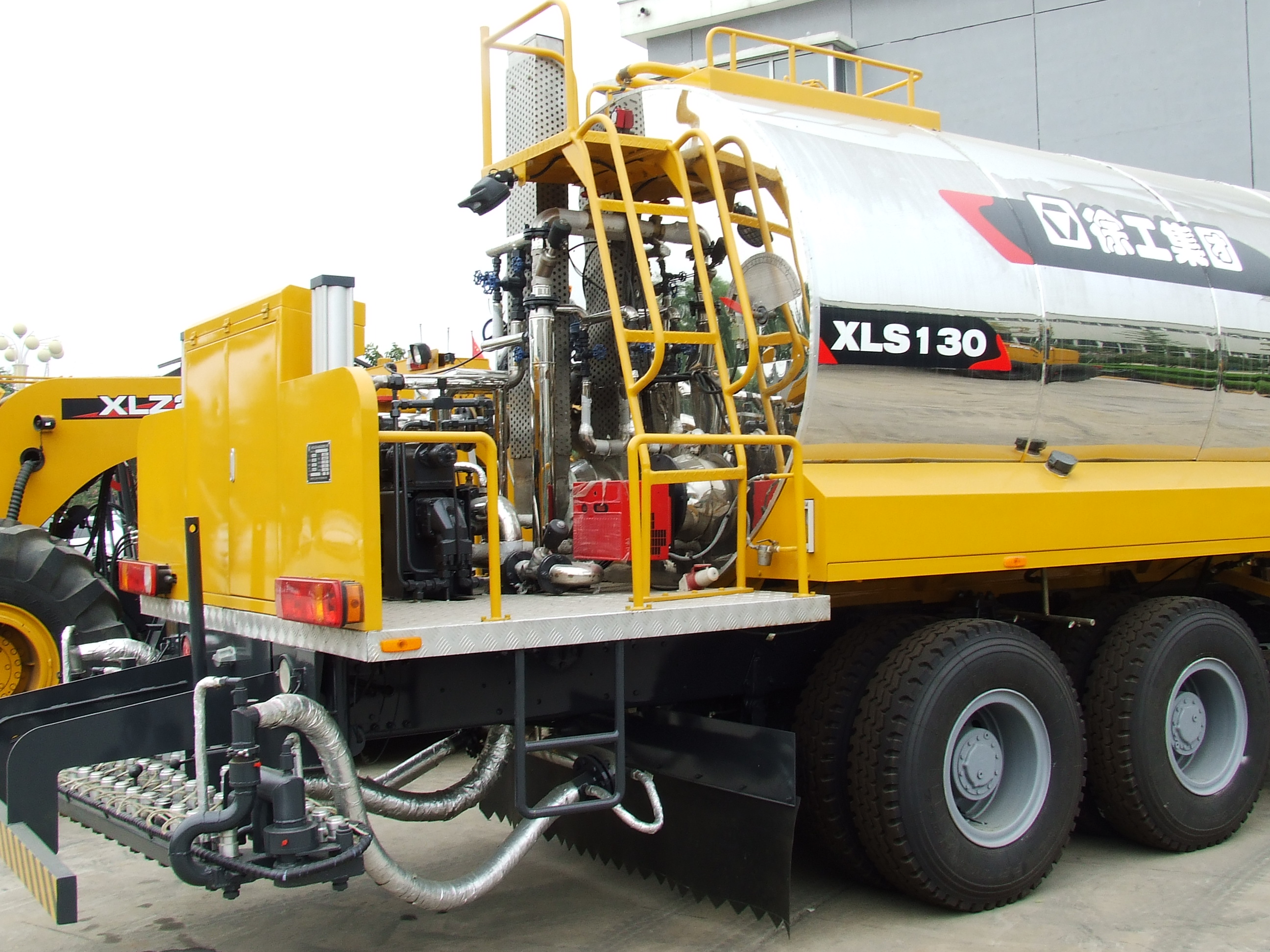 XCMG road maintenance and repair machine