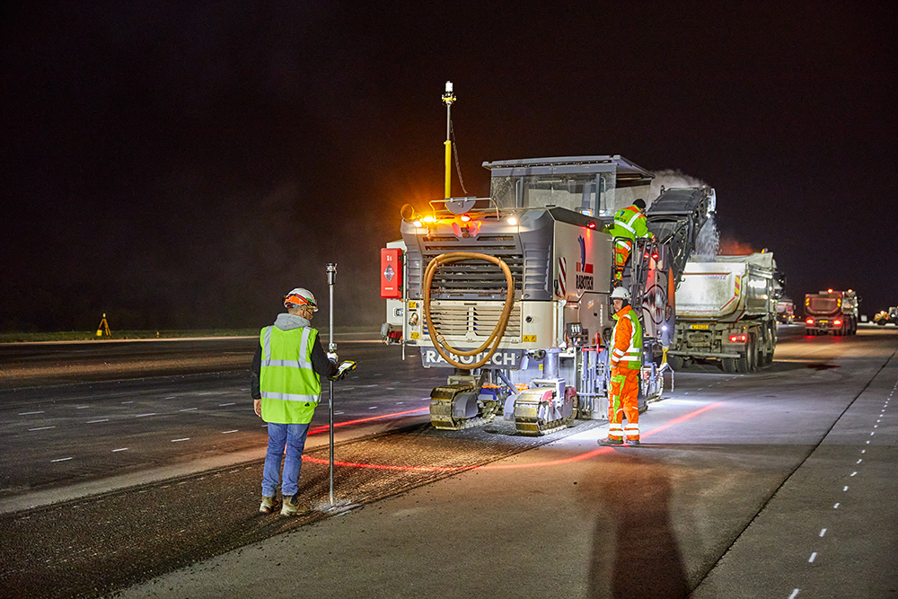 The single Trimble MT900 Machine Target of the milling machine is supplemented by a Trimble GS420 Machine Control Sensor, while manual control of the milled depth makes it possible to check the dimension and to validate the quantities of asphalt to be laid afterwards - Photo La Compagnie Générale de Photographie 