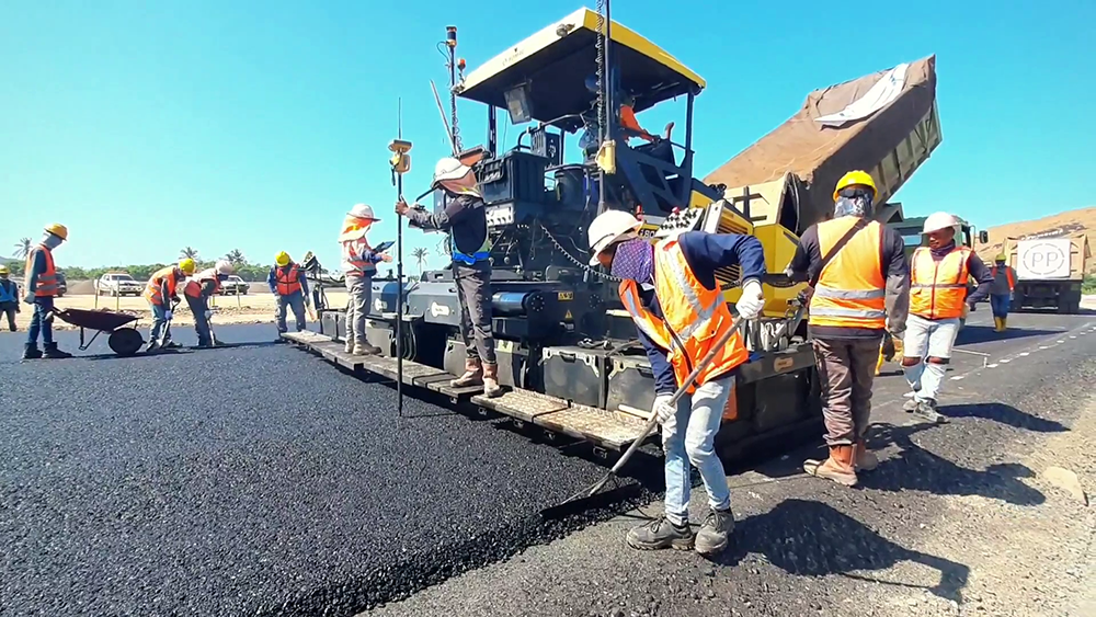 The two Bomag BF 800 C pavers were equipped with components for 3D levelling which eliminated the need for stringline tensioning (image courtesy Bomag) 