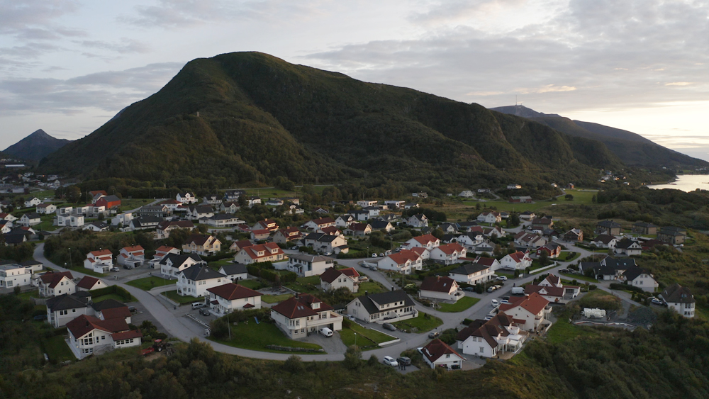 The chain comprises the islands of Lepsøya, Hestøya, Haramsøya, Skuløya, Fjørtofta, Harøya and Finnøya