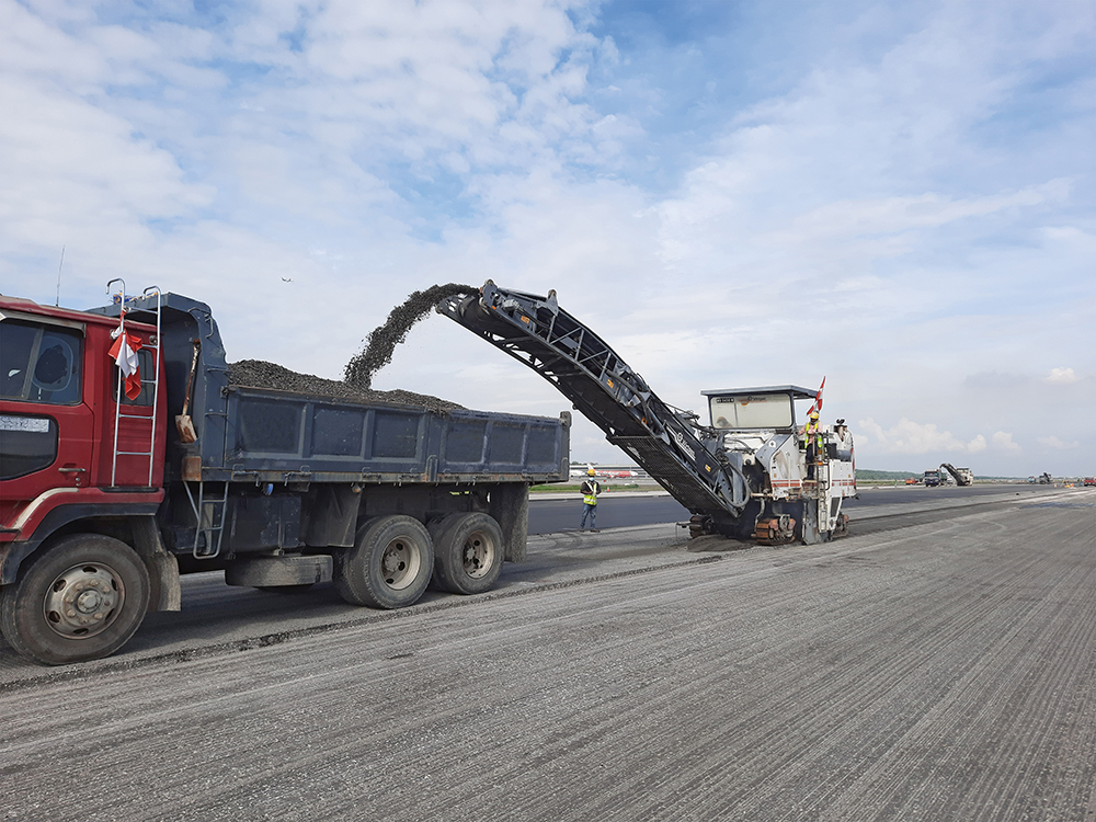 Up to six of the Wirtgen mills were employed at one time on the airport job