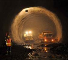 Removing the soil from the tunnel 