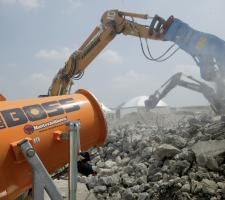 CR100 crusher jaw is emptying rocks 