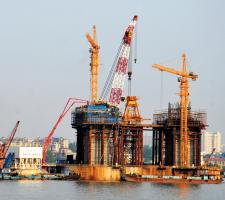 Number 2 tower with upper steel section Yingwuzhou Bridge