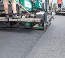 Laying the surface with a hot-to-hot joint 