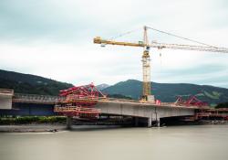 Innovation from PERI: the 235m Terfener Innbrücke over the Inn River in Austria’s Tyrolian Inntal Valley (photo: Günther Bayerl)