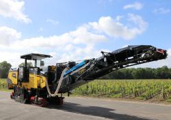 BM 2000/65: BOMAG’s new 2-metre class cold planer in a slim and lightweight design (27 tonnes CECE operating weight) for greater efficiency, manoeuvrability and ease of use. (Photo: Bomag) 