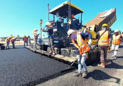 The pavers worked in echelon to ensure an effective hot-to-hot paving bond