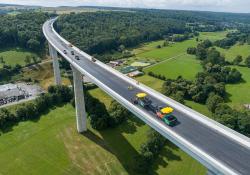 Working almost 70 m up: the contractor used machines and digital solutions from Vögele to pave the surface course of the Aftetal Bridge.