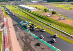 Vögele material feeders and pavers were used to pave in echelon, with compaction using Hamm rollers for the Silverstone job