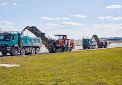 A team of 15 Wirtgen milling machines was used to remove the old concrete runway and taxiway surfaces at Leipzig/Halle Airport in Germany