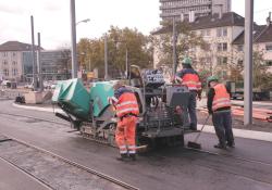 Men working with the Vogele Super 800 