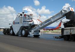 material transfer vehicle providing steady flow of asphalt