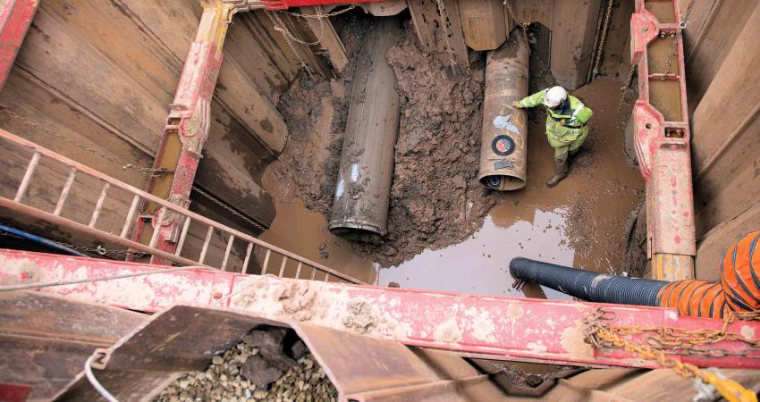 workers in the reception shaft receive the product pipe