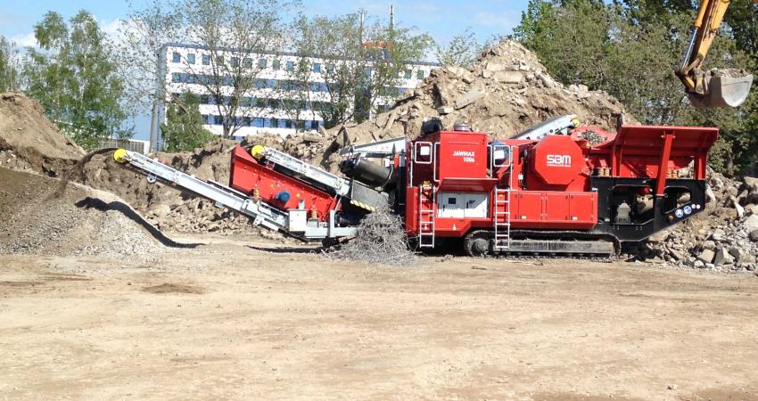 SBM JAWMAX 1006 mobile crushing and screening plant 