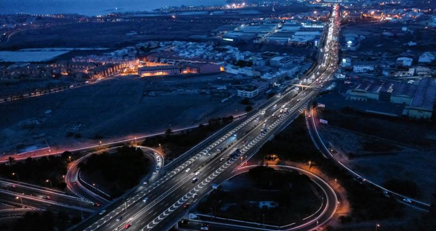 The GC-1 connects the Canary Island’s capital Las Palmas de Gran Canaria and its international airport to the tourist destinations (image courtesy Signify) 