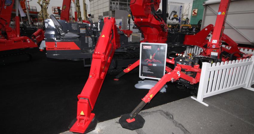 Unic Cranes Europe Spider legs