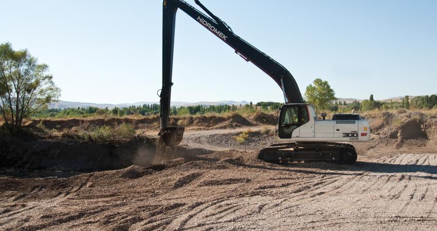 Hidromek’s long reach excavator 