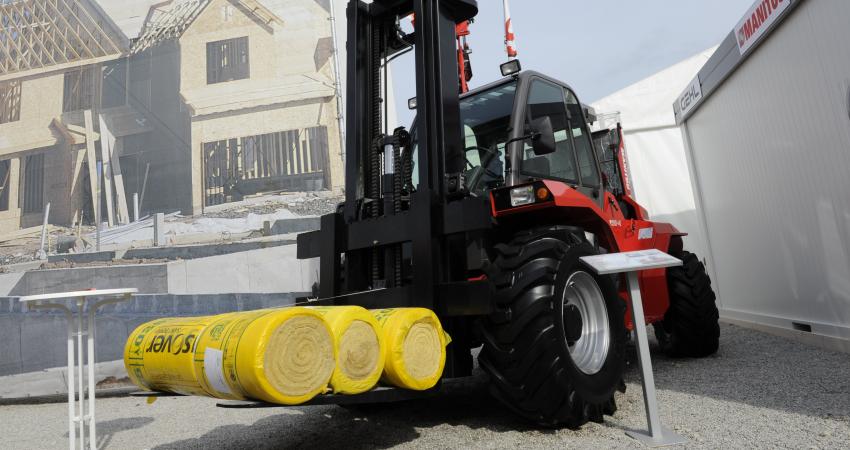 Manitou all-terrain mast truck