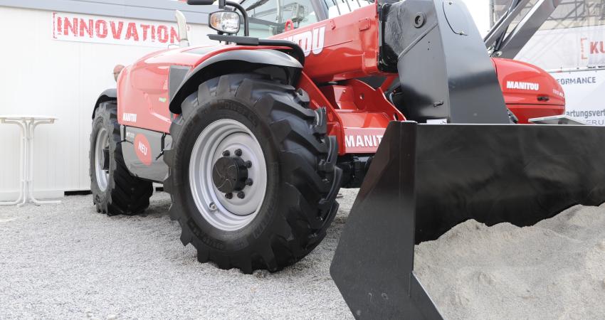 Manitou MT 835 telehandler