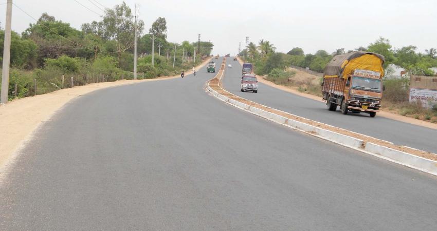 The Hyderbad- Karimnagar- Ramagundam toll road in India