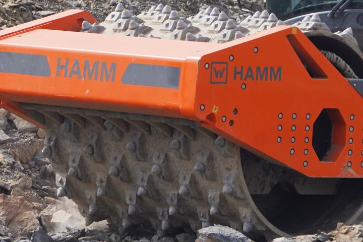 The new HC compactors from Hamm can be fitted with crushing drums to crush and compact mixed soils, stones such as basalt and granite