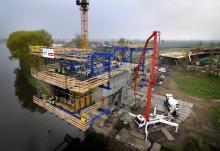 Constructing motorway bridge over River Elbe 