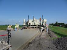 Guntert & Zimmerman S850 Paver at work