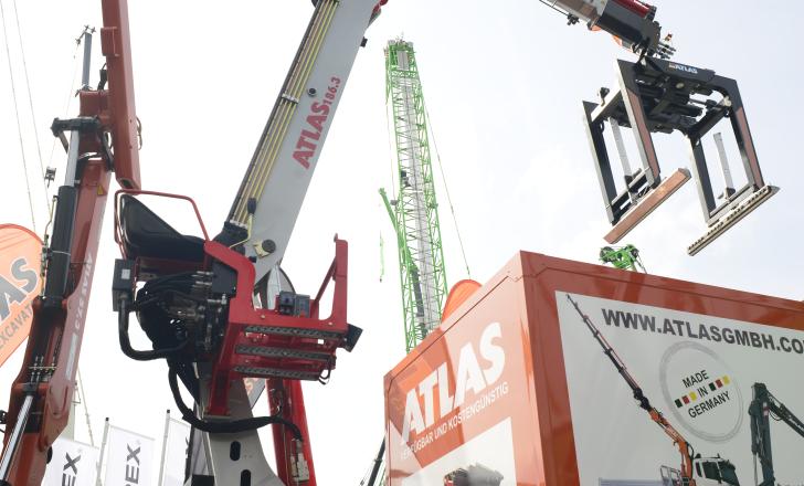 Atlas truck loading crane 